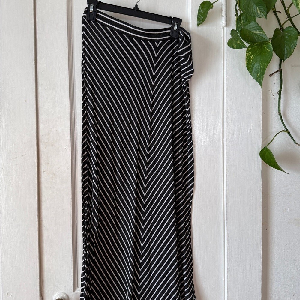 NY & Company size XL Elegant Black and White Chevron Maxi Skirt